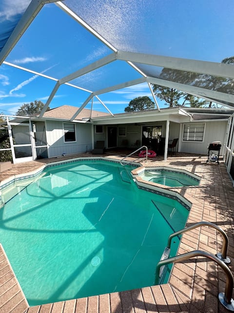 Bubblegum Bungalow
Heated pool/hot tub