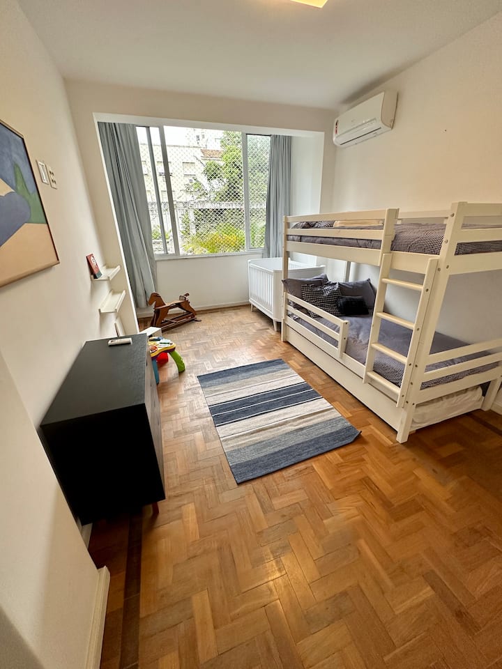 Soba s krevetom na kat i dodatnim krevetom idealna za djecu i samce. S tepihom i igračkama 