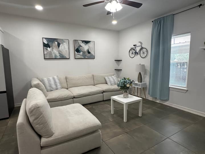 Mike’s Place - 3 Q Suite W/ Tv - Edinburg, TX