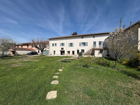 Old farmhouse 16 people near A46