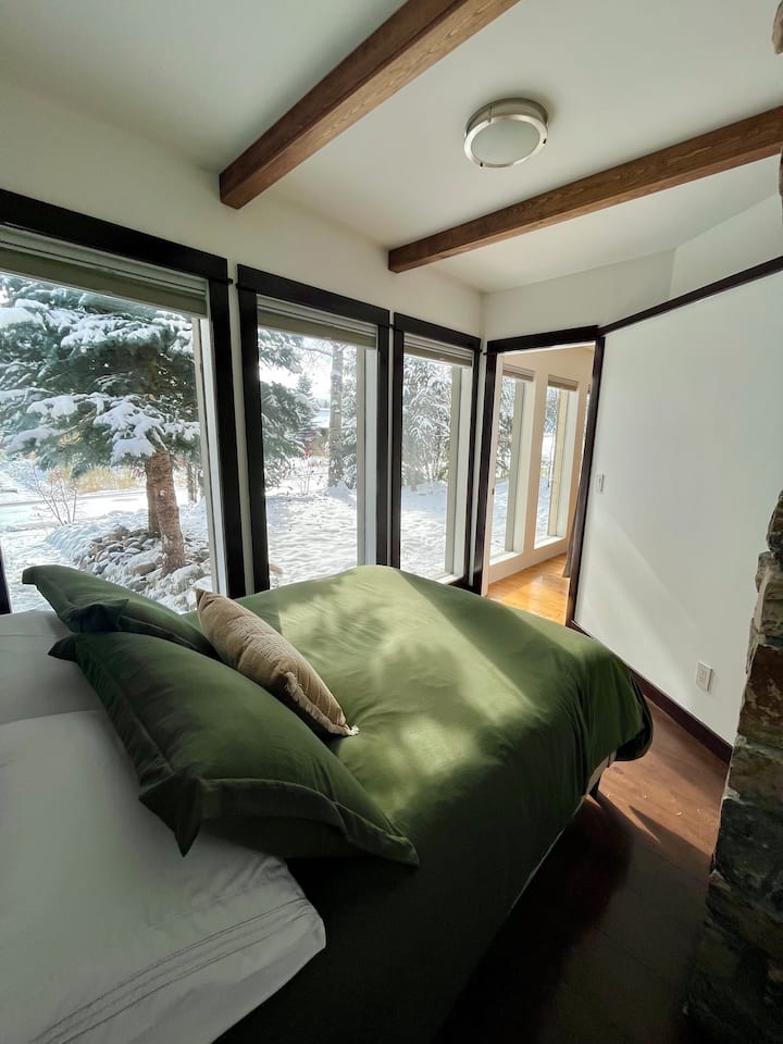 spálňa na hlavnom poschodí, manželská posteľ, pohodlné vankúše a mäkká posteľná bielizeň. 