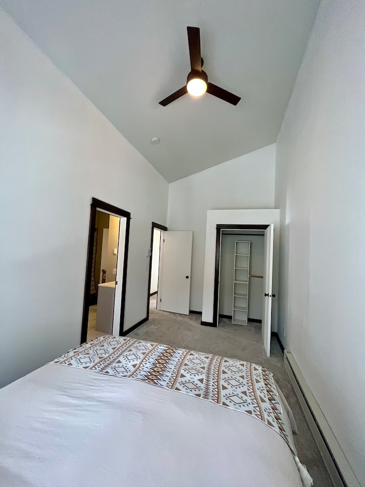 Spálňa na poschodí s manželskou posteľou, šatníkom a prístupom do kúpeľne. 