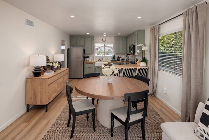 La Jolla Village Cottage (walk to downtown, beach) gallery image 5