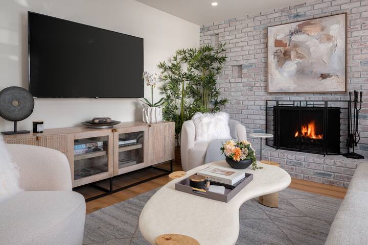 La Jolla Village Cottage (walk to downtown, beach) gallery image 2