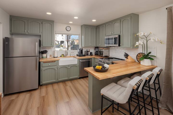 La Jolla Village Cottage (walk to downtown, beach) gallery image 4