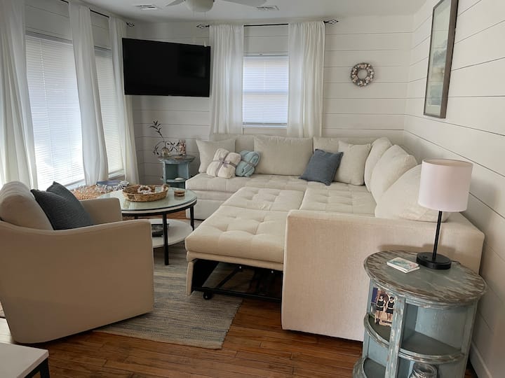 Chic Coastal Cottage - Biloxi, MS