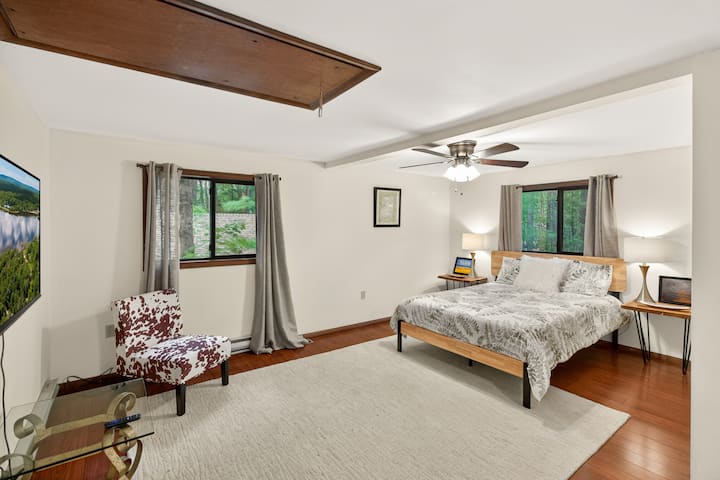 Bedroom 3 with queen bed and Roku TV (2nd floor)
