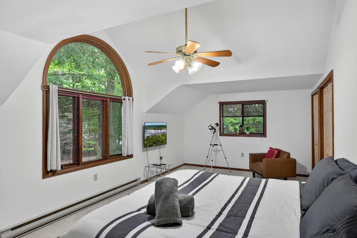 Bedroom with king bed and Roku TV (2nd floor)