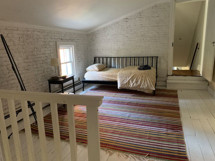 חלל עם מיטה זוגית ושתי מדרגות, אחת הולכת למטבח ועוד אחת לסלון. חדר הרחצה היחיד נמצא בחדר הזה, לכן אנשים יצטרכו לעבור דרך החלל הזה כדי להגיע לחדר הרחצה.
זהו בית היסטורי ויקטוריאני טיפוסי.