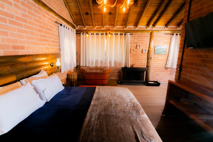 Kitanda aina ya Queen. Kwenye meko ya mandharinyuma na ofurô 