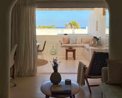 Style and calm facing the sea