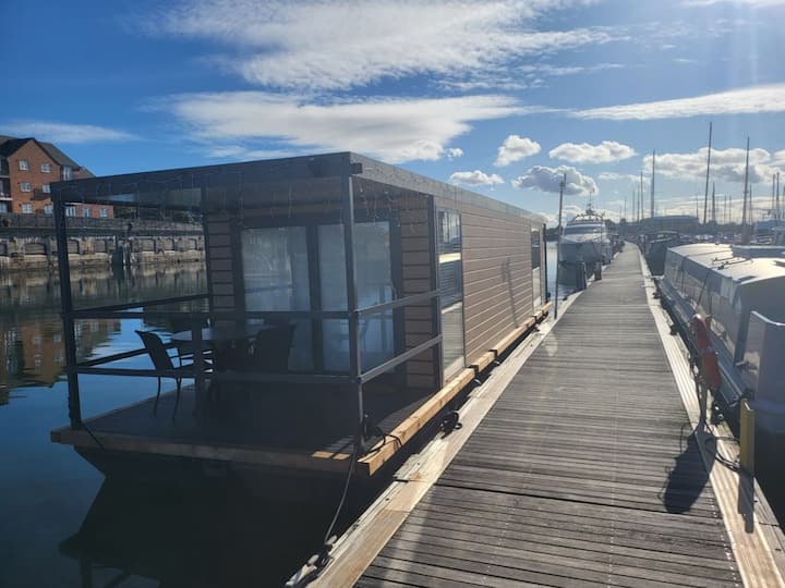 Liverpool Floating Storage Liverpool Floating Home - Houseboats for Rent in Merseyside, England ...