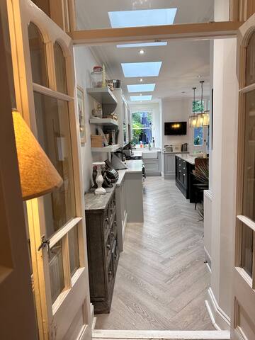 Large Home in Abbeville Village, Clapham gallery image 3