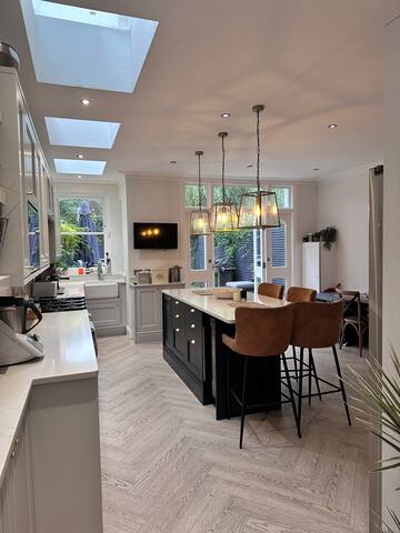 Large Home in Abbeville Village, Clapham gallery image 2