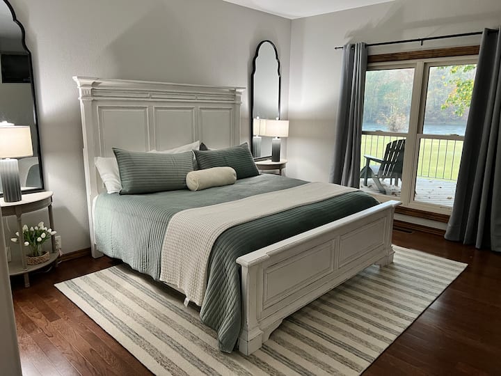 Master bedroom with access to the deck and master bath.  California king bed. River view. Sound machine. This space has access to an additional bunk room with a twin bunk bed. 
Sleep well my friends! 