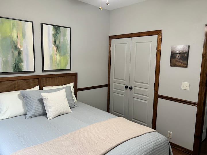 Queen bed, sound machine, roomy closet. Full bath directly across the hall. 
