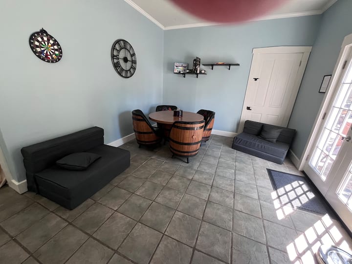 סלון/חדר משחקים נוסף מתאים ל -2 עם שני כיסאות פוטון (לא בתמונה) שהופכים למיטות זוגיות וסדינים. יש גם אמבטיה צמודה עם מקלחת.