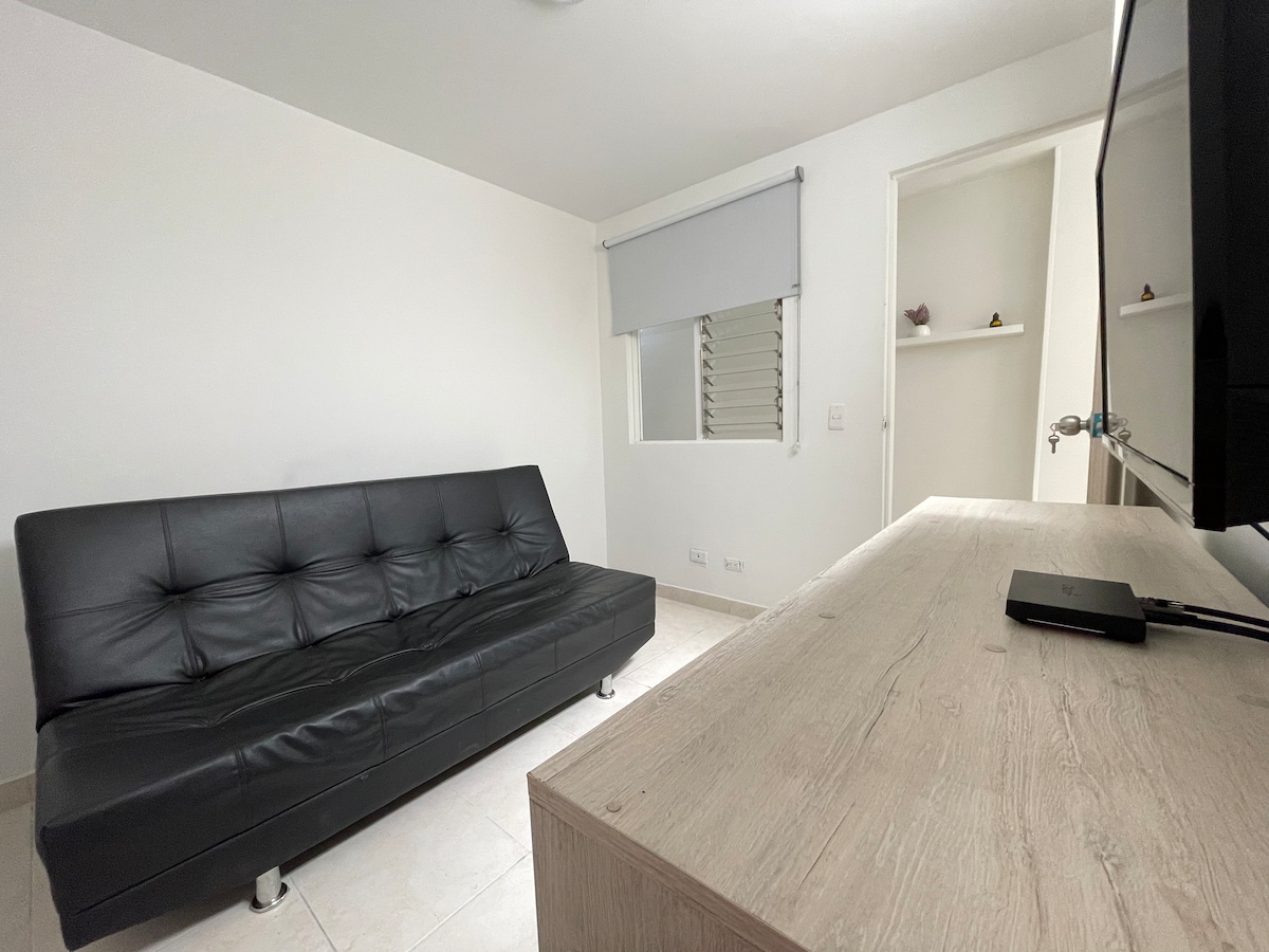 Chambre pour deux personnes et salle de télévision 