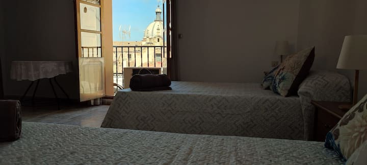 卧室带阳台，可观赏老城区的风景。