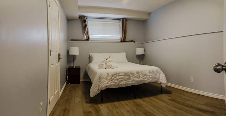 Menšia manželská posteľ so šatníkom