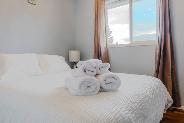 Menšia manželská posteľ so šatníkom