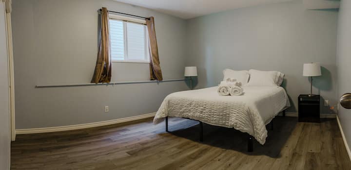 Menšia manželská posteľ so šatníkom