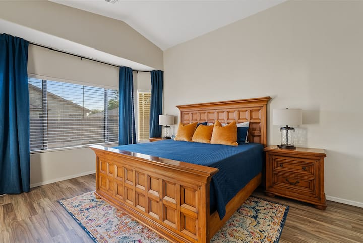 חדר שינה ראשי עם חדר ארונות וחדר רחצה צמוד.