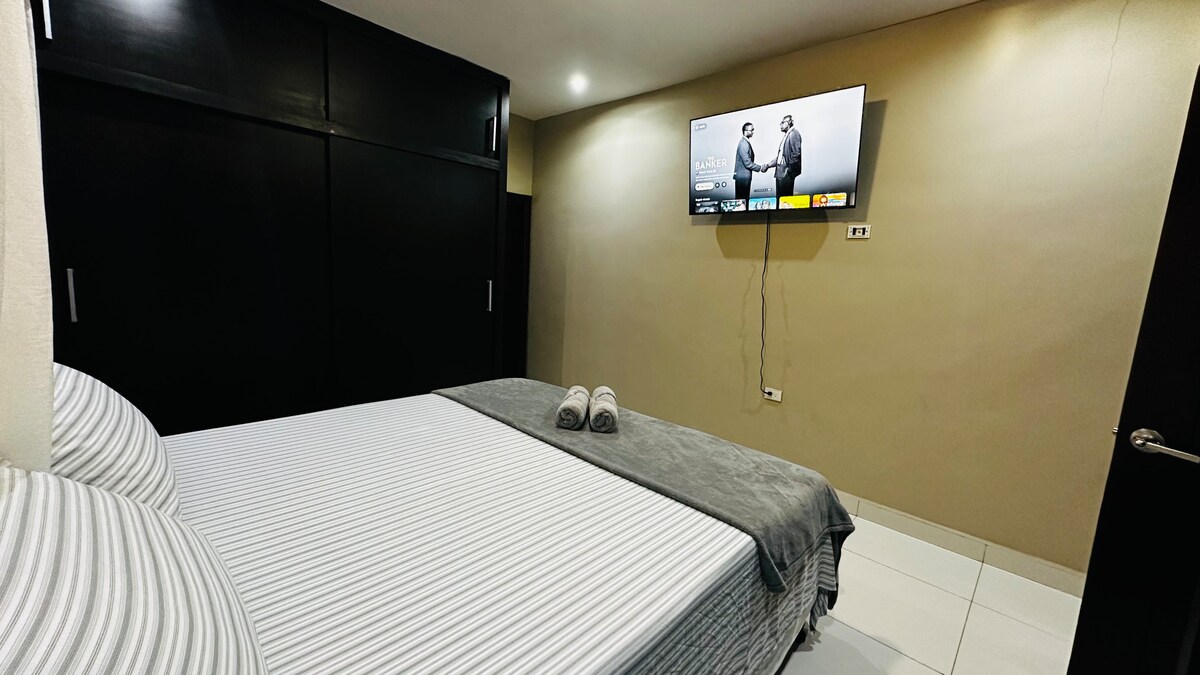 Главна спална соба со брачен кревет (широк 180 – 200 см), клима уред и 50-инчен паметен телевизор