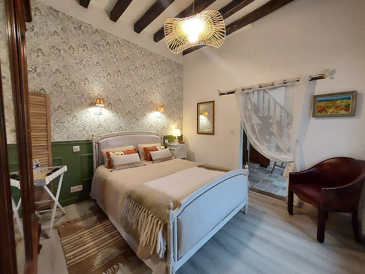 Стаята „fleurie“: площ над 10 кв. м.
На разположение: закачалка с закачалки, сгъваеми багажници, одеяло... Допълнителни възглавници при поискване.
Изглед към градината и птиците... ☺️