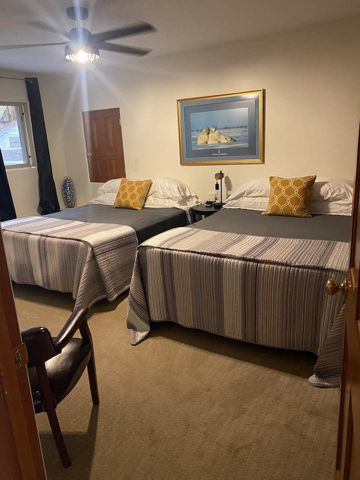 宽敞的卧室设有2张标准双人床、2个宽敞的衣柜、镜面化妆梳妆台和梳妆台。