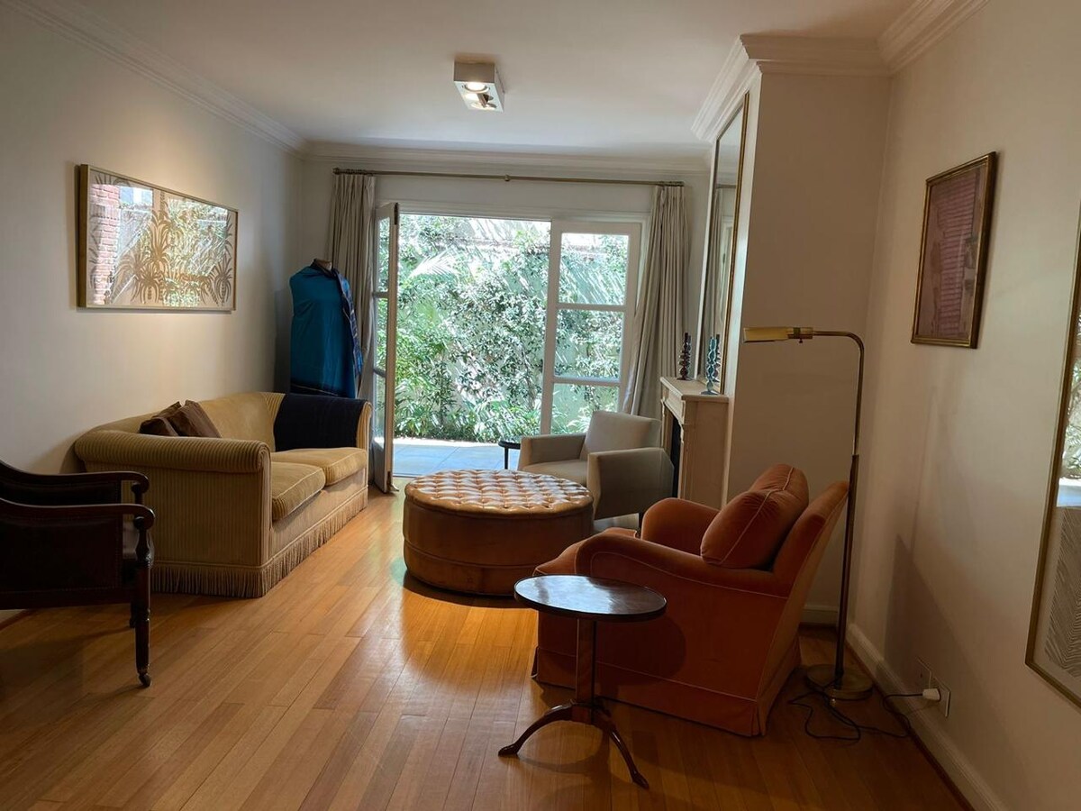 Departamento dúplex de 2 dormitorios con patio en Recoleta