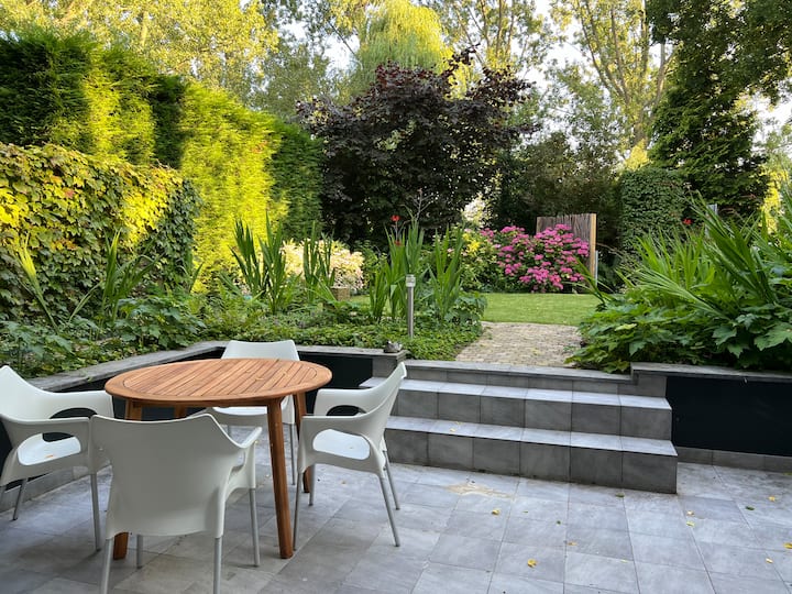 Near Rotterdam, private garden, free parking