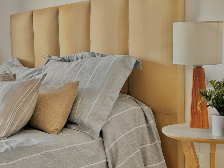 מיטה זוגית נוחה עם סומייה. מיזוג אוויר קר וחם. טלוויזיה 32 אינץ' עם Wi-Fi וכבלים של ספק Telecentro. 
Velador בשני השולחנות. כורסאות נוחות בתוך חדר השינה.