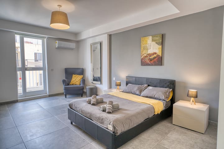 Apt 8 photo 4