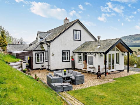 4 Bed in Penrith (oc-sz256)