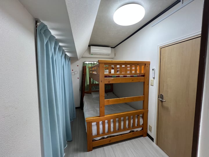 Krevate marinari në katin e 3-të