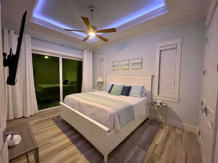Prekrasno uređen apartman za goste s bračnim krevetom (širine 180 – 220 cm).