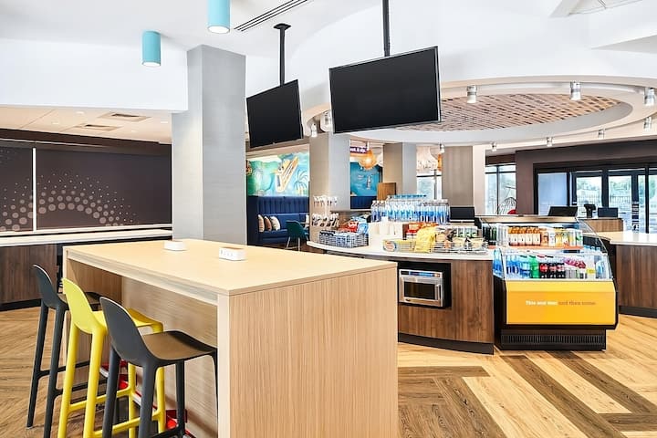 Great Pick! Parking, Free Daily Breakfast! - Dania Beach, FL