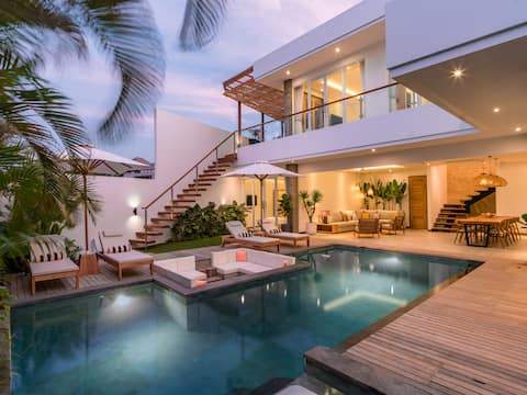 Lux 500m² 5BR Villa, 400m to FINNS & Canggu Beach