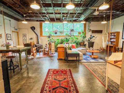 Private Loft w Sauna, Fireplace, Wi-Fi & Projector