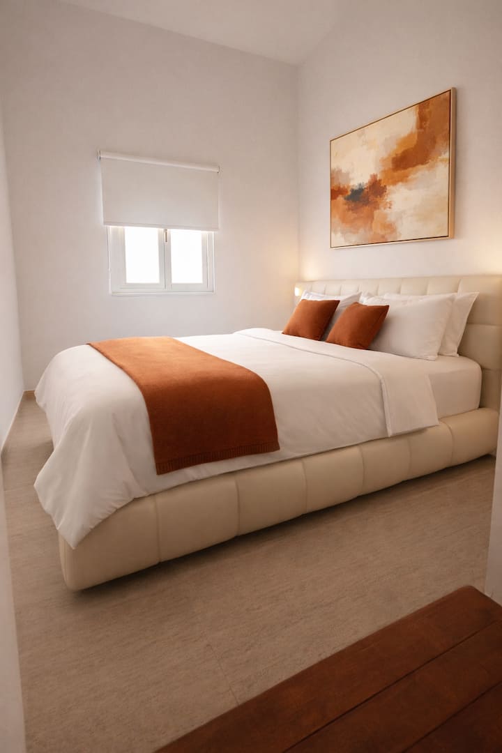 غرفة نوم بسيطة وصغيرة مع سرير بحجم كوين - مرتبة بدقة مع بياضات نظيفة وإضاءة ناعمة. إنها غرفة نوم عملية وصغيرة الحجم ولكنها مريحة لقضاء ليلة مريحة.
ملاحظة - تحتوي غرفة النوم هذه على حمام مشترك 