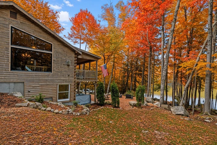 Lakefront, Gas Fireplace, Hot tub, Private, Fall