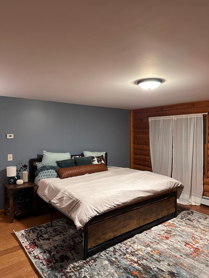 Lit King Size | 4 oreillers | Linge de maison | Couette | Couverture de courtepointe | Tables de chevet | Lampes de nuit