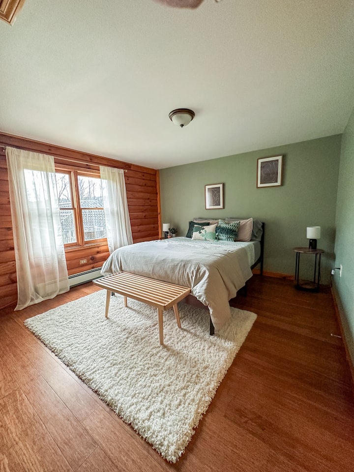 Lit queen size | draps | Couette | Couverture matelassée | Lampes de nuit | Ottoman 