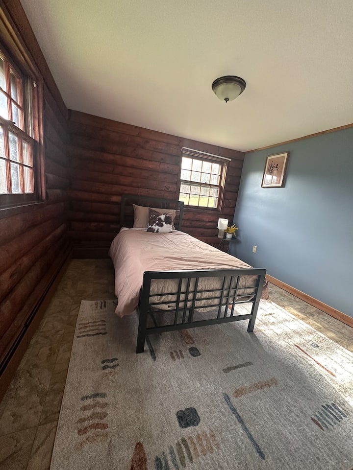 Lit double | linge | couette | couverture matelassée| Lampe de nuit