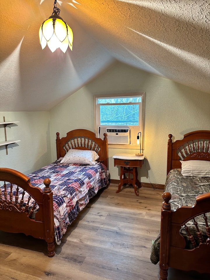 Dhoma e gjumit nr. 4: Dy krevate dopio në katin e dytë