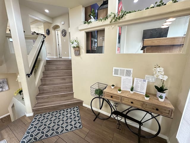 #25 Spacious Tri-Level 6BD 11 Beds Close Strip