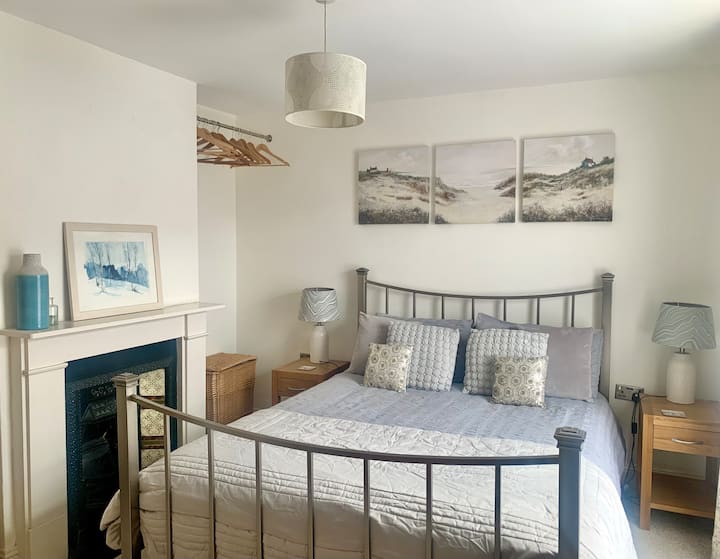 Grote slaapkamer: gelegen op de 1e verdieping 

Kingsize bed, beddengoed, kledingopslag, hangers, extra kussens en dekens, centrale verwarming.