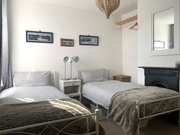 Ligt op de 1ste verdieping.
Twee volledige eenpersoonsbedden met metalen bedframes en hybride matrassen.    
