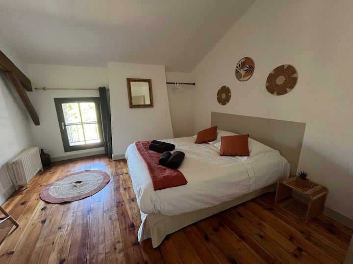 Second bedroom upstairs overlooking the garden. Rattan atmosphere...